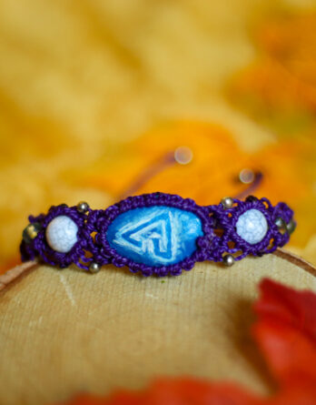 Bracelet violet rune Aard macramé